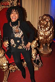 Sängerin Joan Orleans  im Circus Krone bei der Premiere der 2. Winterspielzeit 2020 (©Foto: Martin Schmitz)